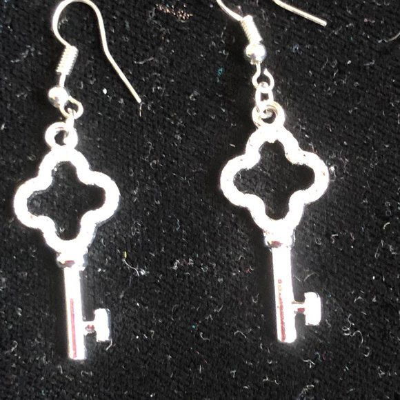 Betsey Johnson - Beautiful key earrings - Picture 1 of 3